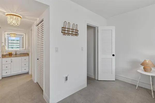 $3,500 | 2899 Collins Avenue, Unit 1223, Miami Beach, FL 33140