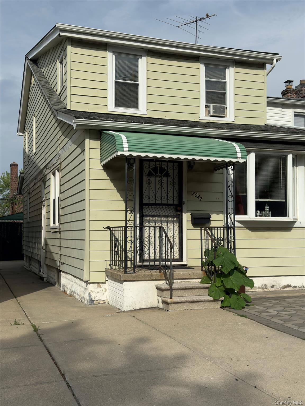 2042 Colonial Avenue Bronx, NY 10461 - Photo 2 of 2
