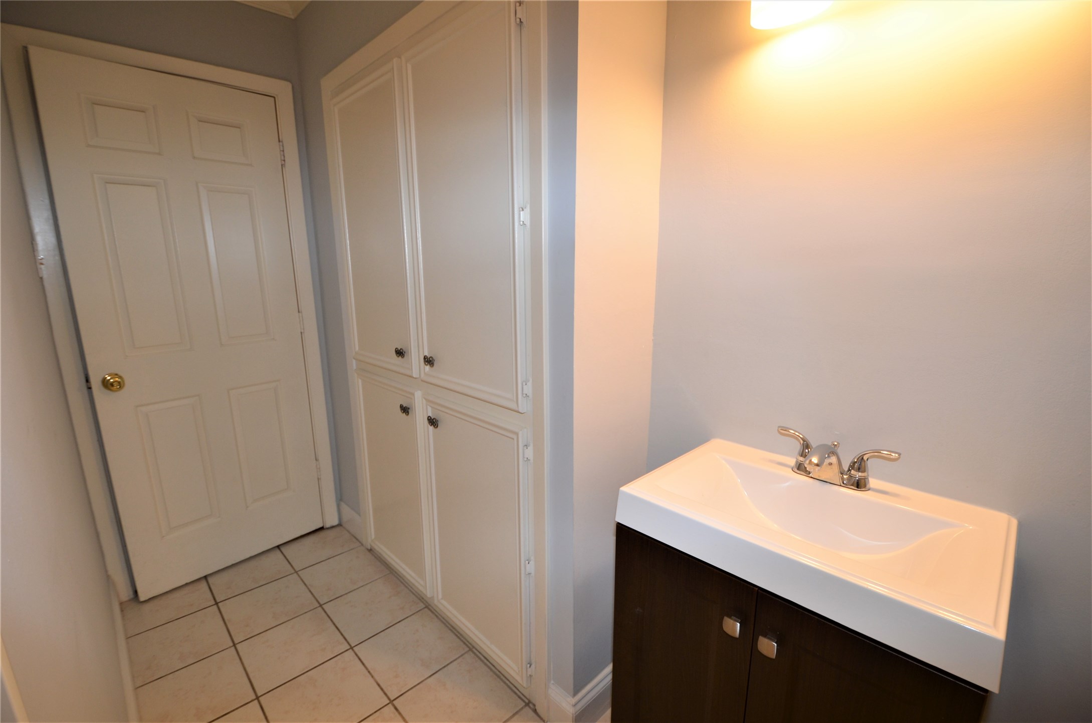 1902 Coulcrest Drive Houston, TX 77055 - Photo 14 of 27 a bathroom with a sink and a mirror