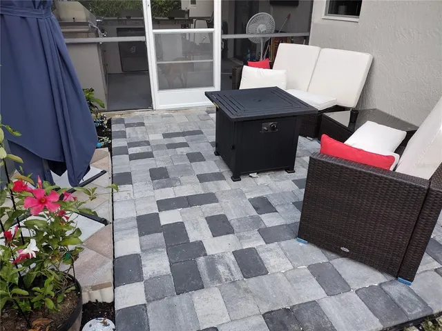 a view of entryway with outdoor space