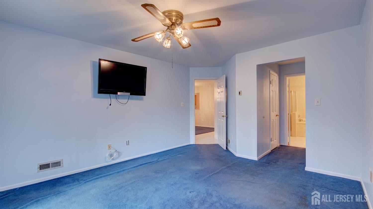 40 B Rutland Lane Monroe Township, NJ 08831 - Photo 14 of 31 a view of a livingroom with a flat screen tv