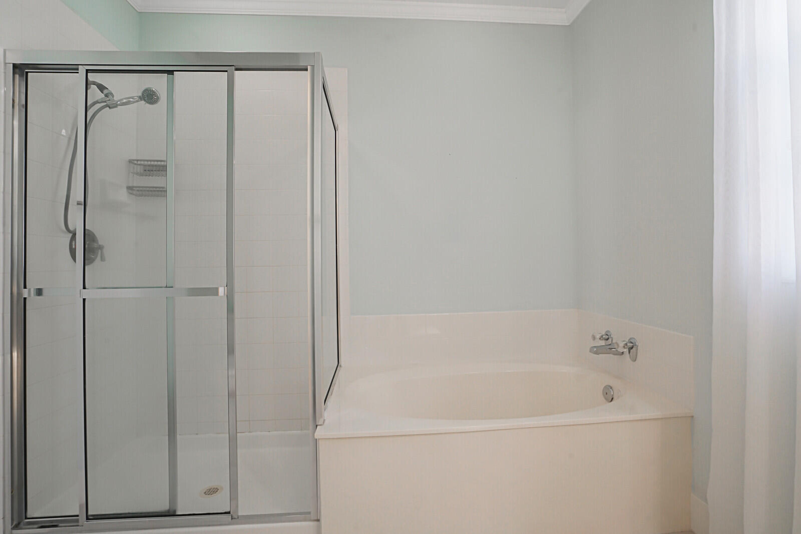 142 Barbados Drive Jupiter, FL 33458 - Photo 23 of 53 a close view of a bathtub in bathroom