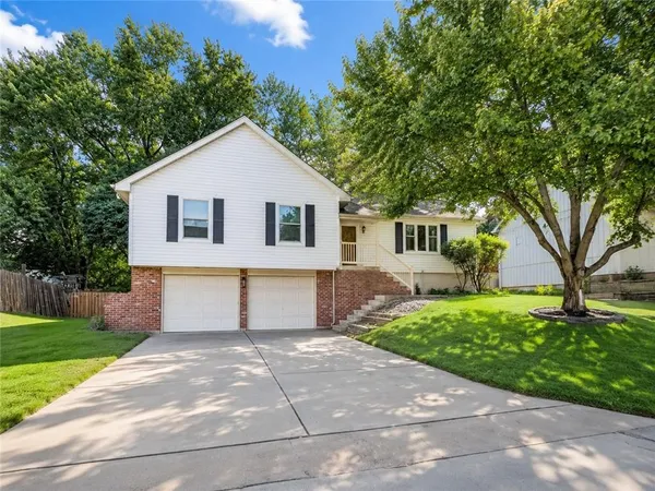 $300,000 | 2123 Northwest 8 Street, Blue Springs, MO 64015