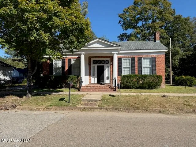 $210,000 | 201 South Center Street, Holly Springs, MS 38635