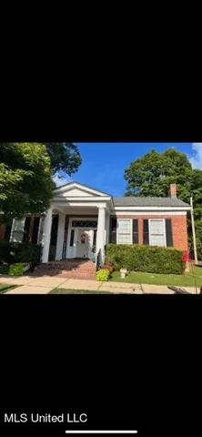 $210,000 | 201 South Center Street, Holly Springs, MS 38635