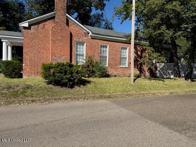$210,000 | 201 South Center Street, Holly Springs, MS 38635