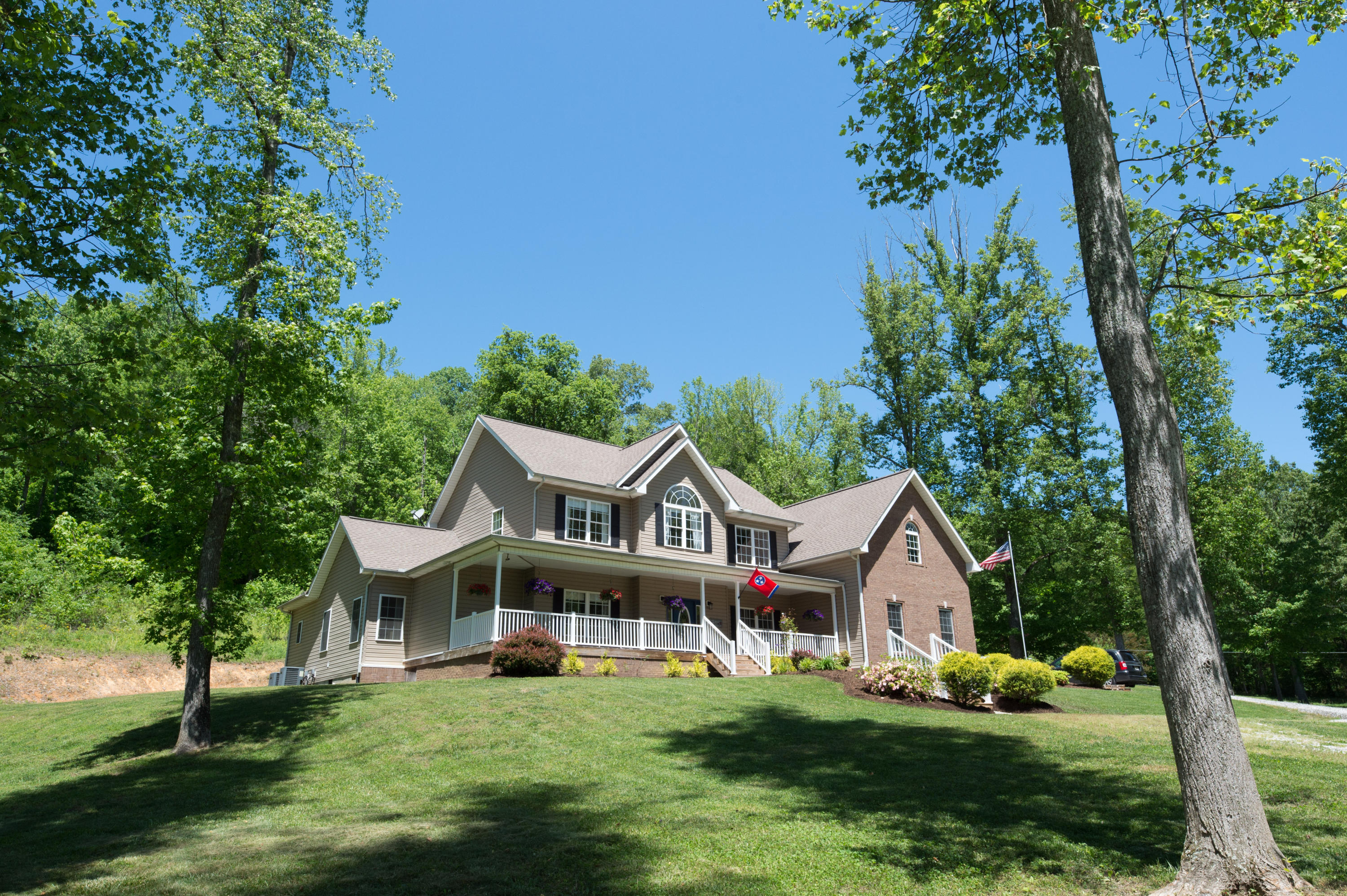 1809 Dutch Valley Road Clinton, TN 37716 - Photo 2 of 37 190504-146