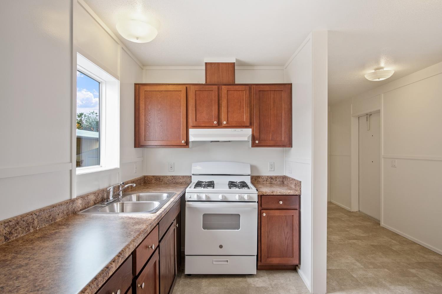 1400 Meredith Avenue, Unit 81 Gustine, CA 95322 - Photo 21 of 29 a kitchen that has a sink and a stove