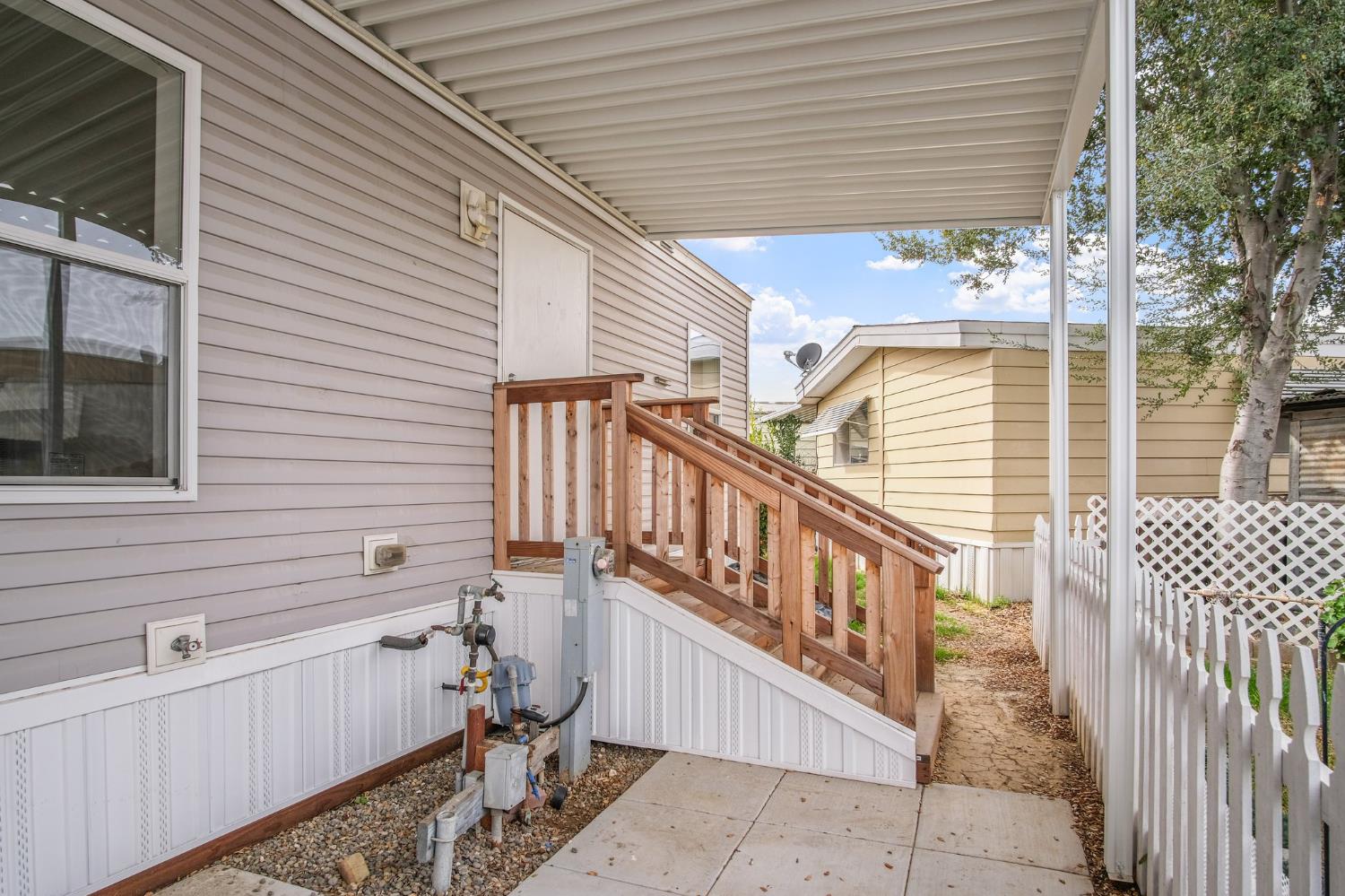 1400 Meredith Avenue, Unit 81 Gustine, CA 95322 - Photo 9 of 29 a view of a balcony with wooden fence