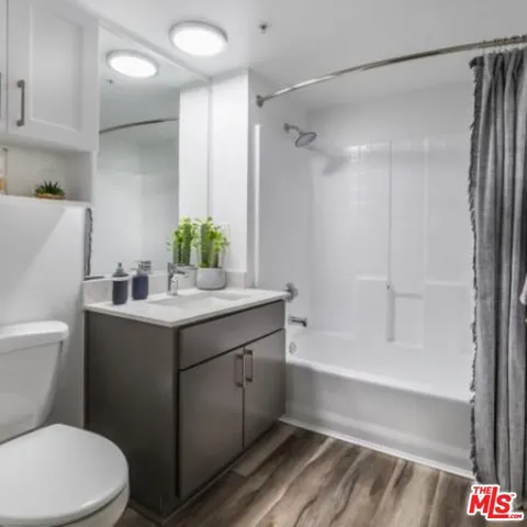 $2,385 | 245 Pine Avenue, Unit 530, Long Beach, CA 90802