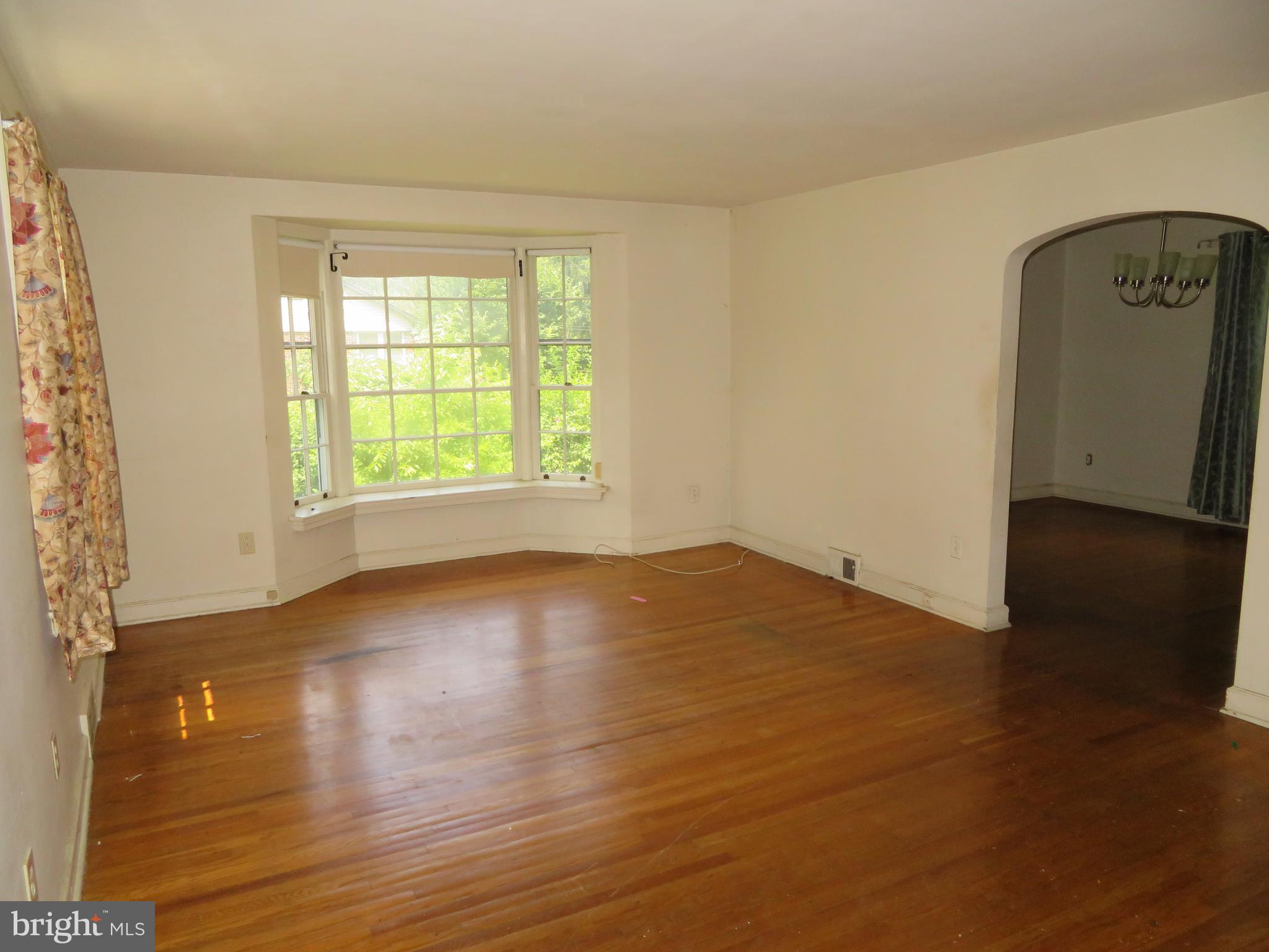 7611 Ivinetta Road Cheltenham, PA 19012 - Photo 5 of 17 Living Room Lots of Sunshine