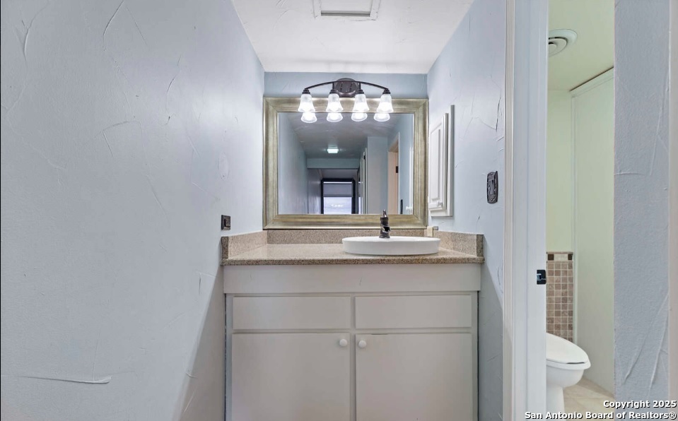 7701 Wurzbach Road, Unit 1205 San Antonio, TX 78229 - Photo 21 of 38 a bathroom with a sink and a mirror