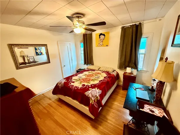 a bedroom with bed and a mirror