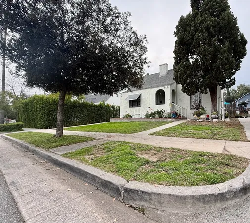 a view of a house with a backyard