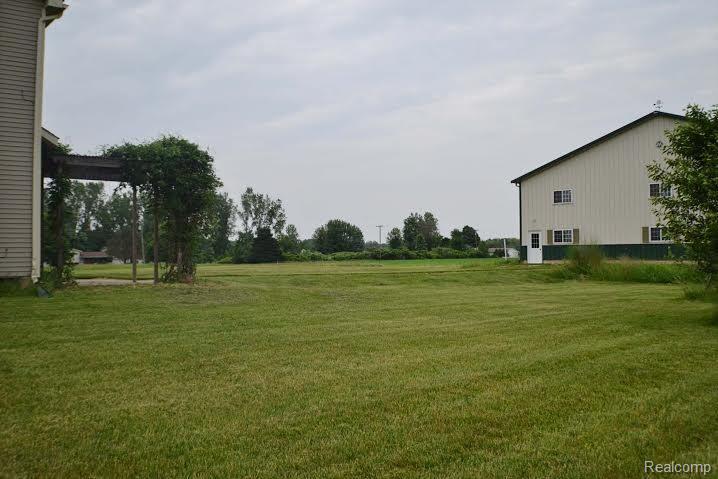 9456 North Fowlerville Road Fowlerville, MI 48836 - Photo 4 of 26 4.jpg