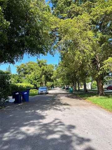 a view of a yard with plants