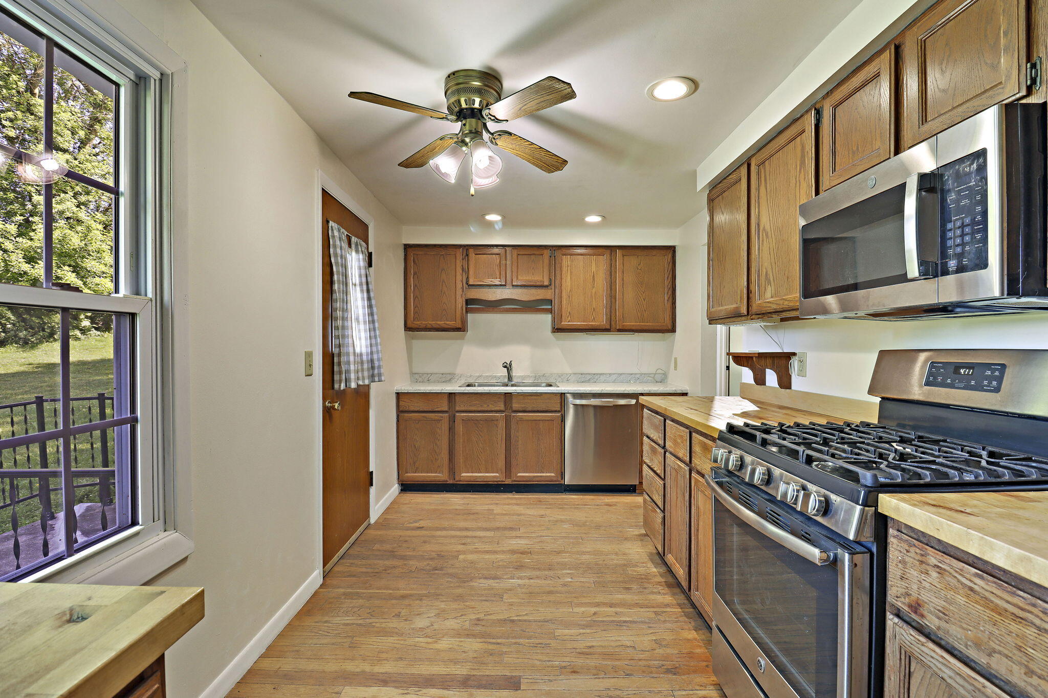 6592 Lorraine Road Richmond, WI 53115 - Photo 5 of 22 Kitchen