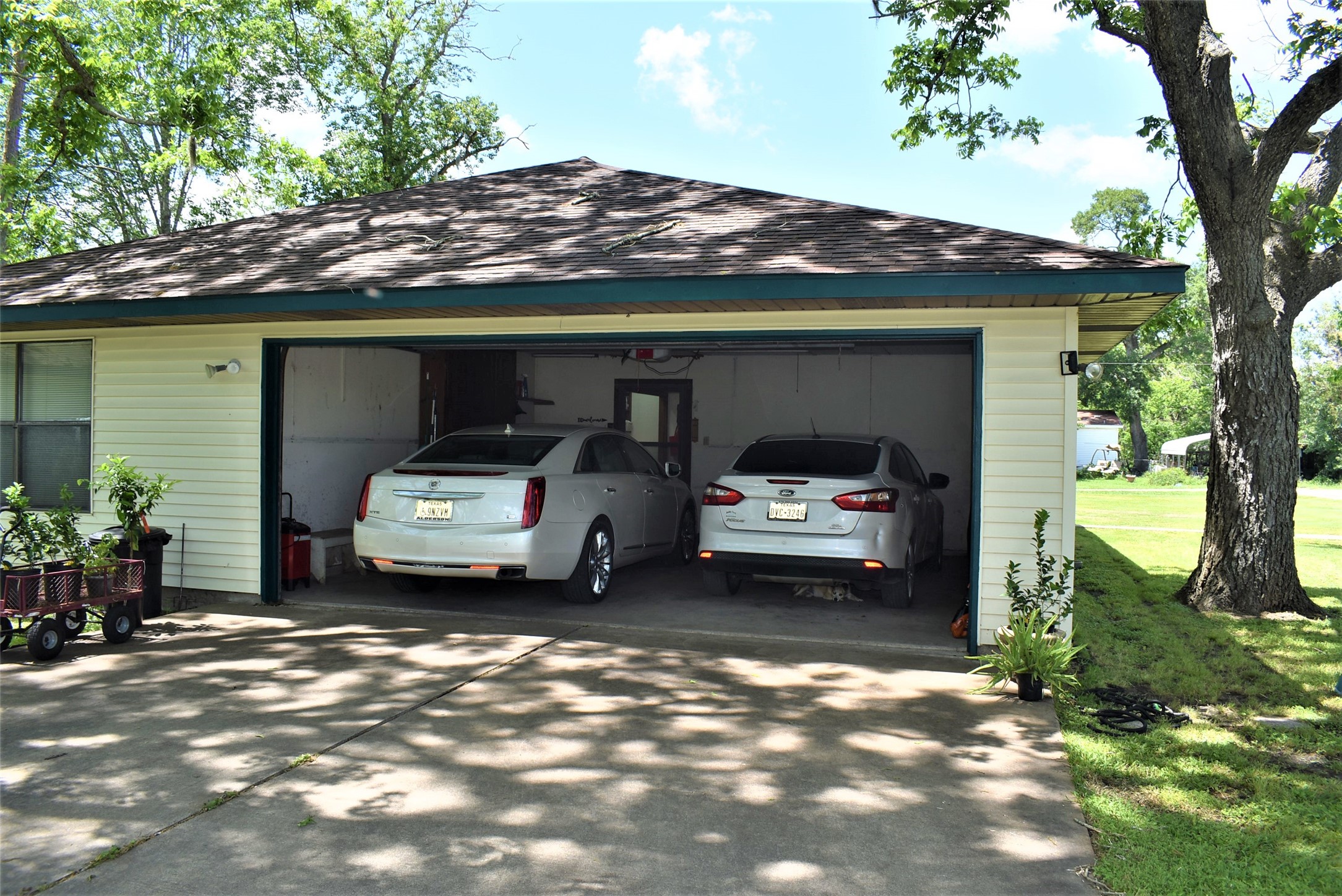 8854 FM 524 Road Sweeny, TX 77480 - Photo 7 of 45 a car parked in front of white house