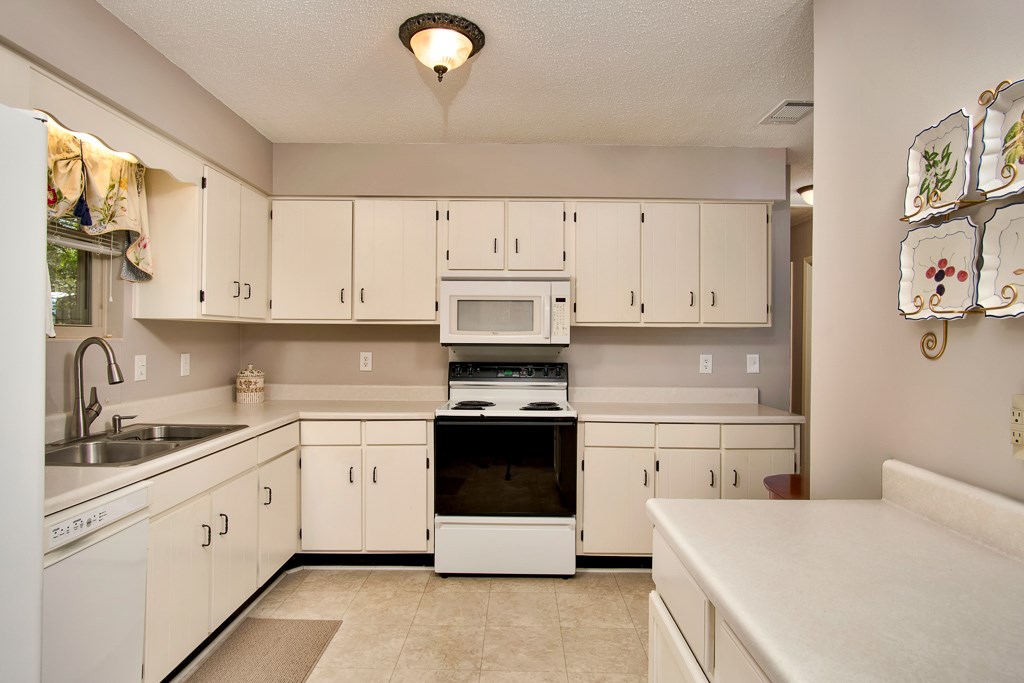 6781 Piney Woods Road Foley, AL 36535 - Photo 6 of 16 Kitchen
