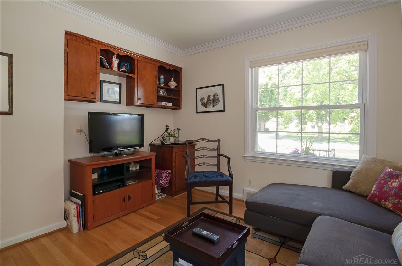 1133 Roslyn Road Grosse Pointe Woods, MI 48236 - Photo 18 of 39