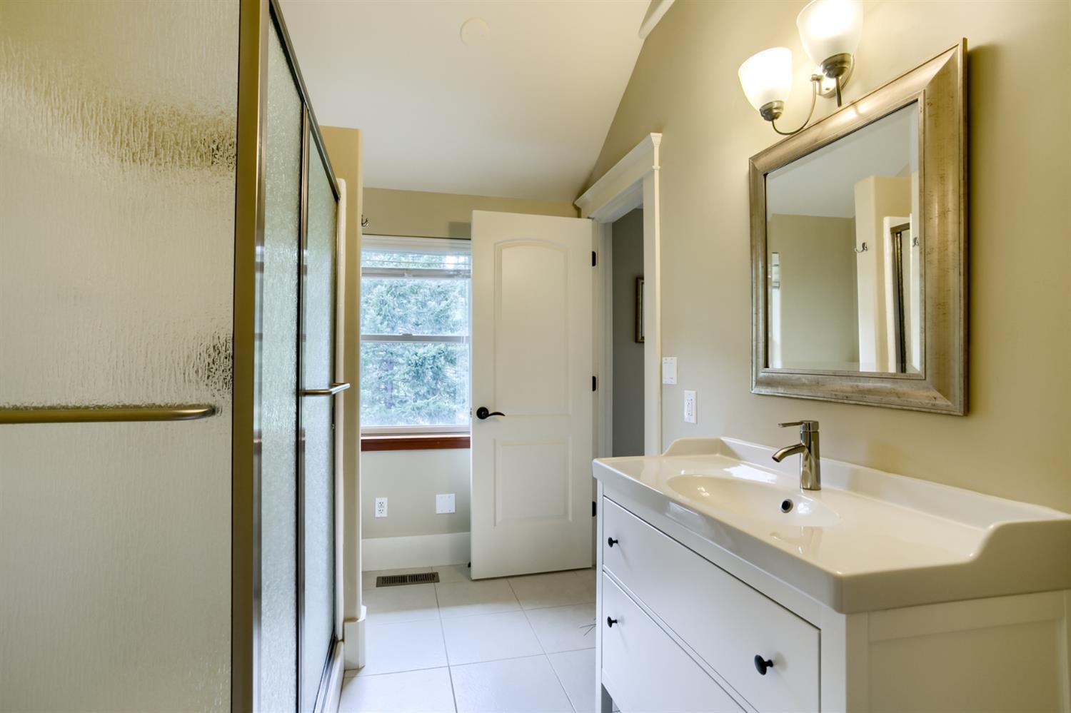 7672 Hyatt Prairie Road Ashland, OR 97520 - Photo 25 of 35 Upstairs bathroom which opens to the bed