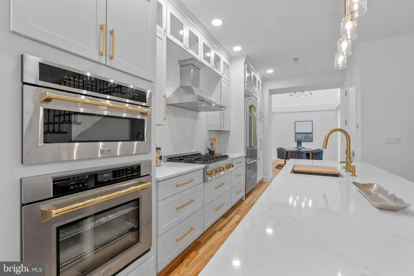 $1,675,000 | 202 Spruce Street, Philadelphia, PA 19106