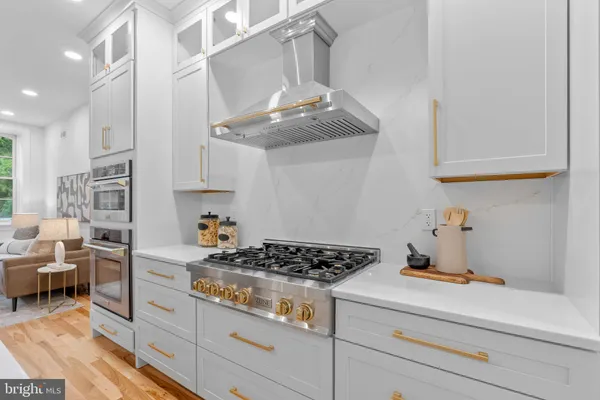 $1,675,000 | 202 Spruce Street, Philadelphia, PA 19106