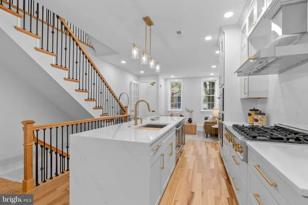 $1,675,000 | 202 Spruce Street, Philadelphia, PA 19106