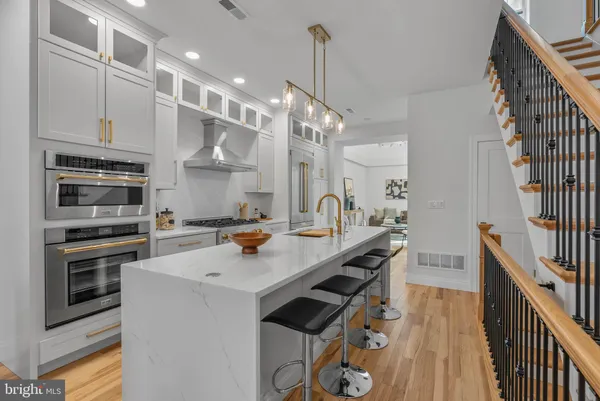 $1,675,000 | 202 Spruce Street, Philadelphia, PA 19106