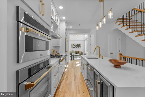 $1,675,000 | 202 Spruce Street, Philadelphia, PA 19106