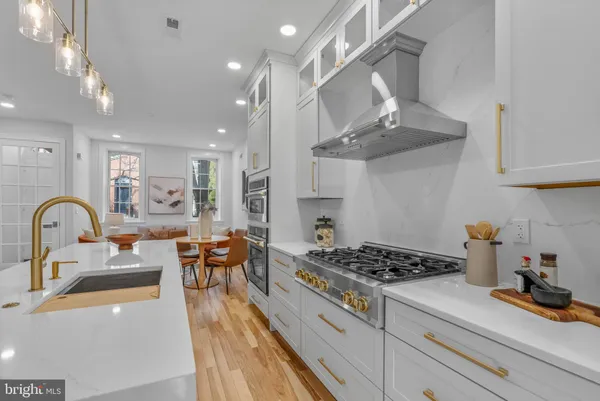 $1,675,000 | 202 Spruce Street, Philadelphia, PA 19106