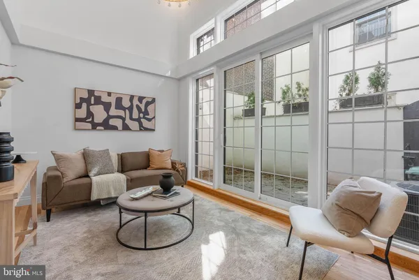 $1,675,000 | 202 Spruce Street, Philadelphia, PA 19106