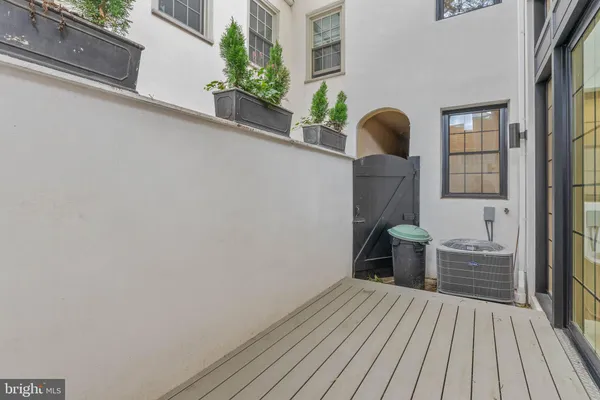 $1,675,000 | 202 Spruce Street, Philadelphia, PA 19106