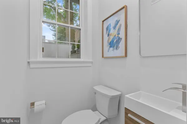 $1,675,000 | 202 Spruce Street, Philadelphia, PA 19106