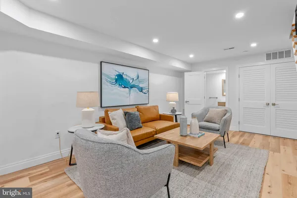 $1,675,000 | 202 Spruce Street, Philadelphia, PA 19106
