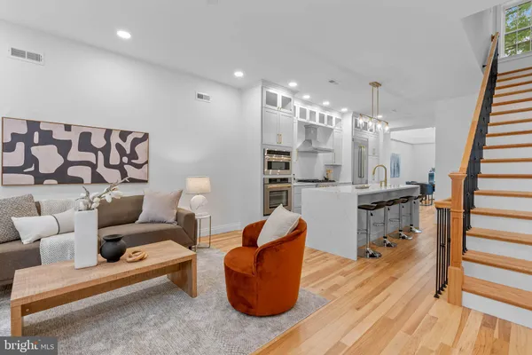 $1,675,000 | 202 Spruce Street, Philadelphia, PA 19106