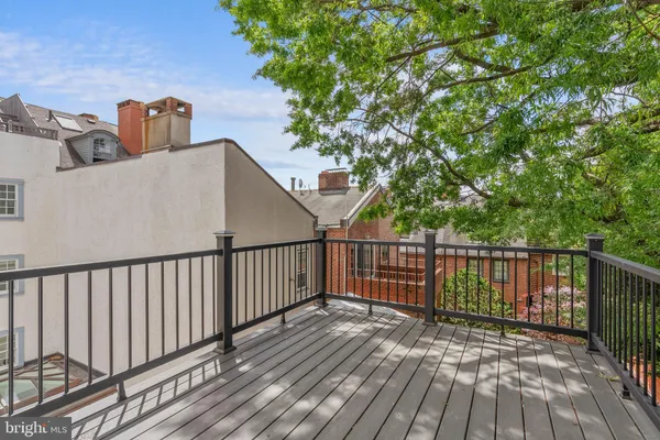$1,675,000 | 202 Spruce Street, Philadelphia, PA 19106