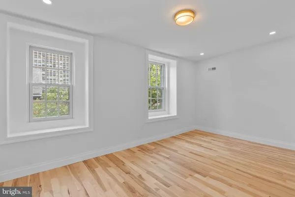 $1,675,000 | 202 Spruce Street, Philadelphia, PA 19106