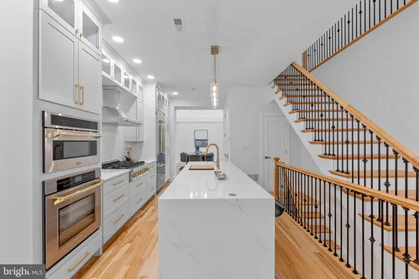 $1,675,000 | 202 Spruce Street, Philadelphia, PA 19106