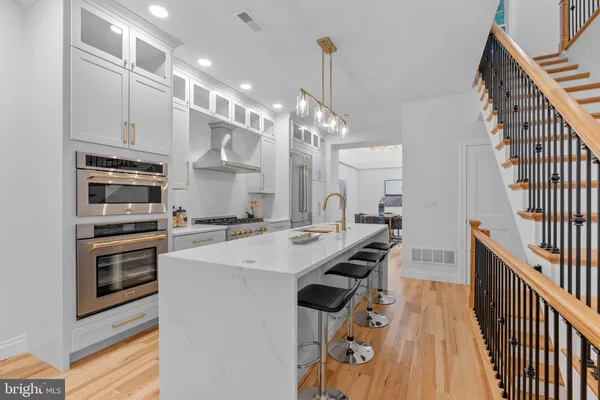 $1,675,000 | 202 Spruce Street, Philadelphia, PA 19106