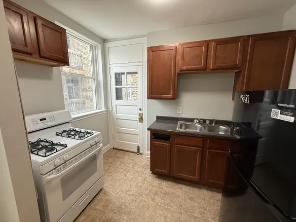 $1,500 | 7344 North Damen Avenue, Unit 1, Chicago, IL 60645