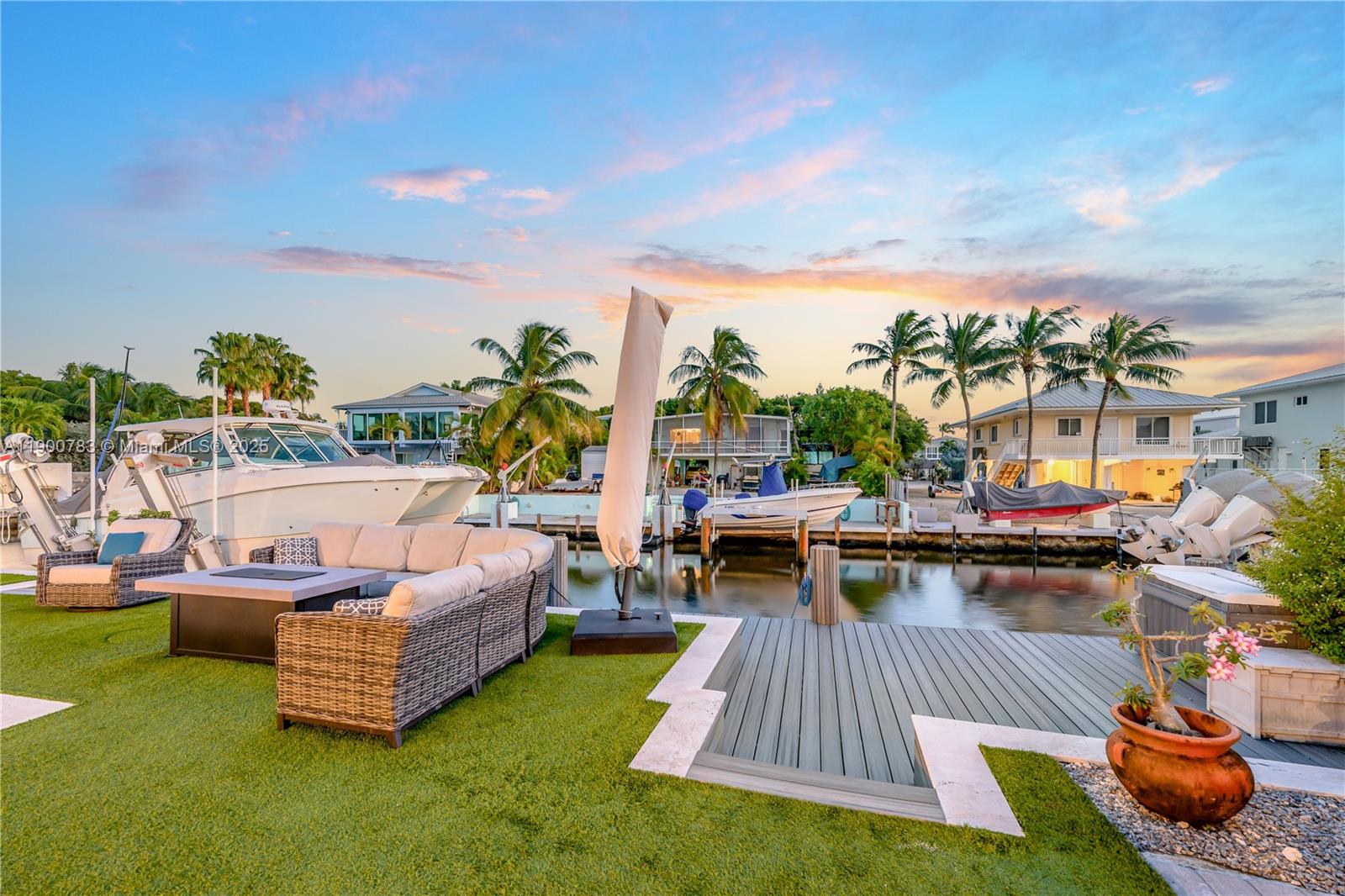 111 Spoonbill Road Tavernier, FL 33070 - Photo 11 of 39 a view of a swimming pool with lounge chairs