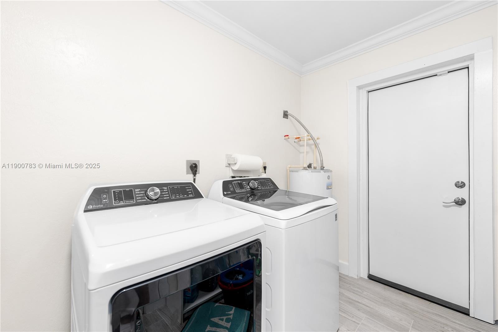 111 Spoonbill Road Tavernier, FL 33070 - Photo 14 of 39 a utility room with dryer and washer