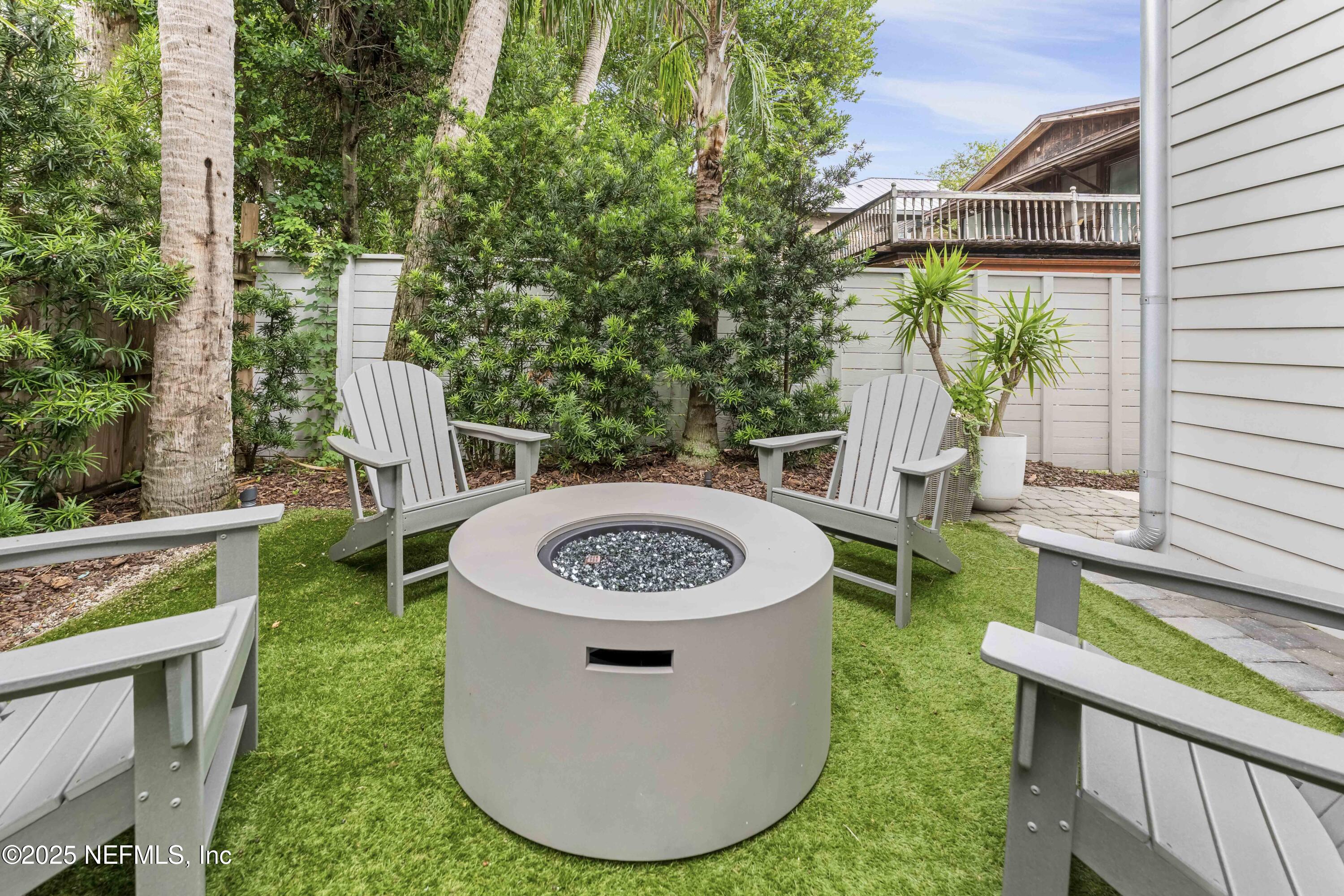 440 Ocean Boulevard Atlantic Beach, FL 32233 - Photo 31 of 34 a view of a backyard with furniture and outdoor seating