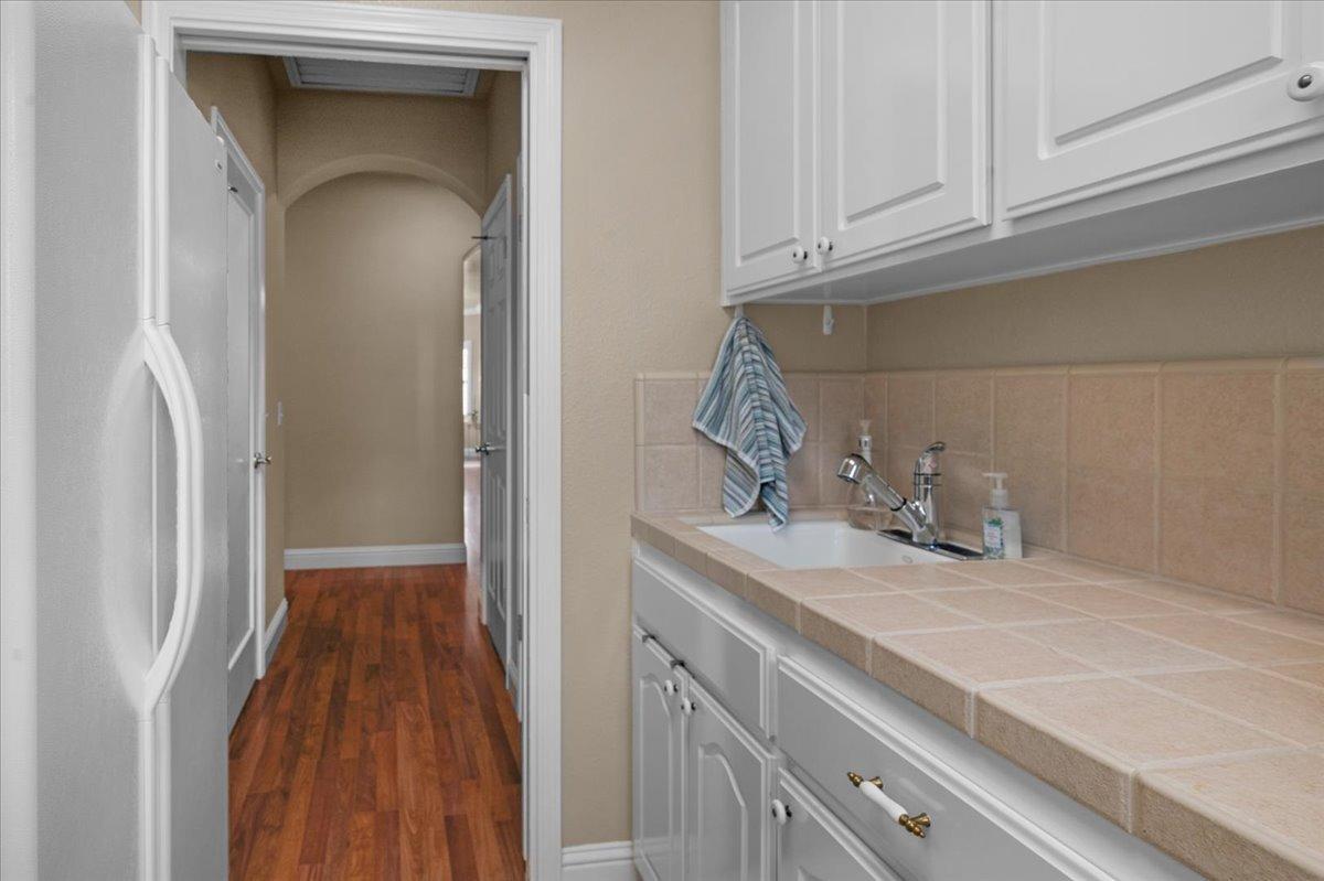 2881 Indianapolis Avenue Clovis, CA 93611 - Photo 44 of 76 a bathroom with a sink and a mirror
