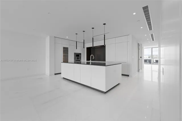 $32,000 | 300 Biscayne Blvd Way, Unit 4204, Miami, FL 33131