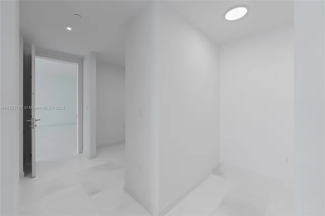 $32,000 | 300 Biscayne Blvd Way, Unit 4204, Miami, FL 33131