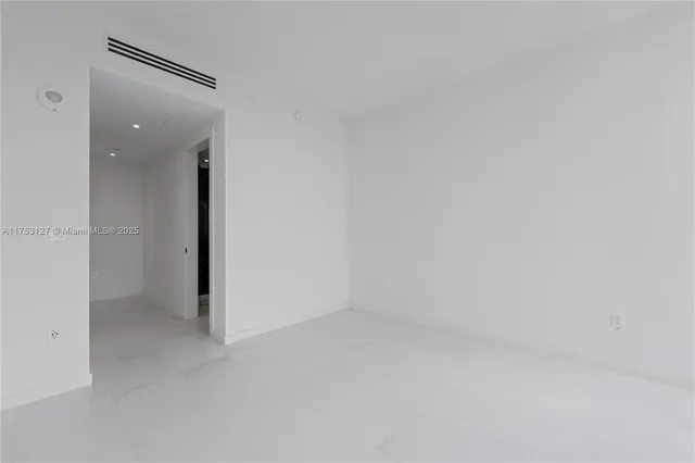 $32,000 | 300 Biscayne Blvd Way, Unit 4204, Miami, FL 33131