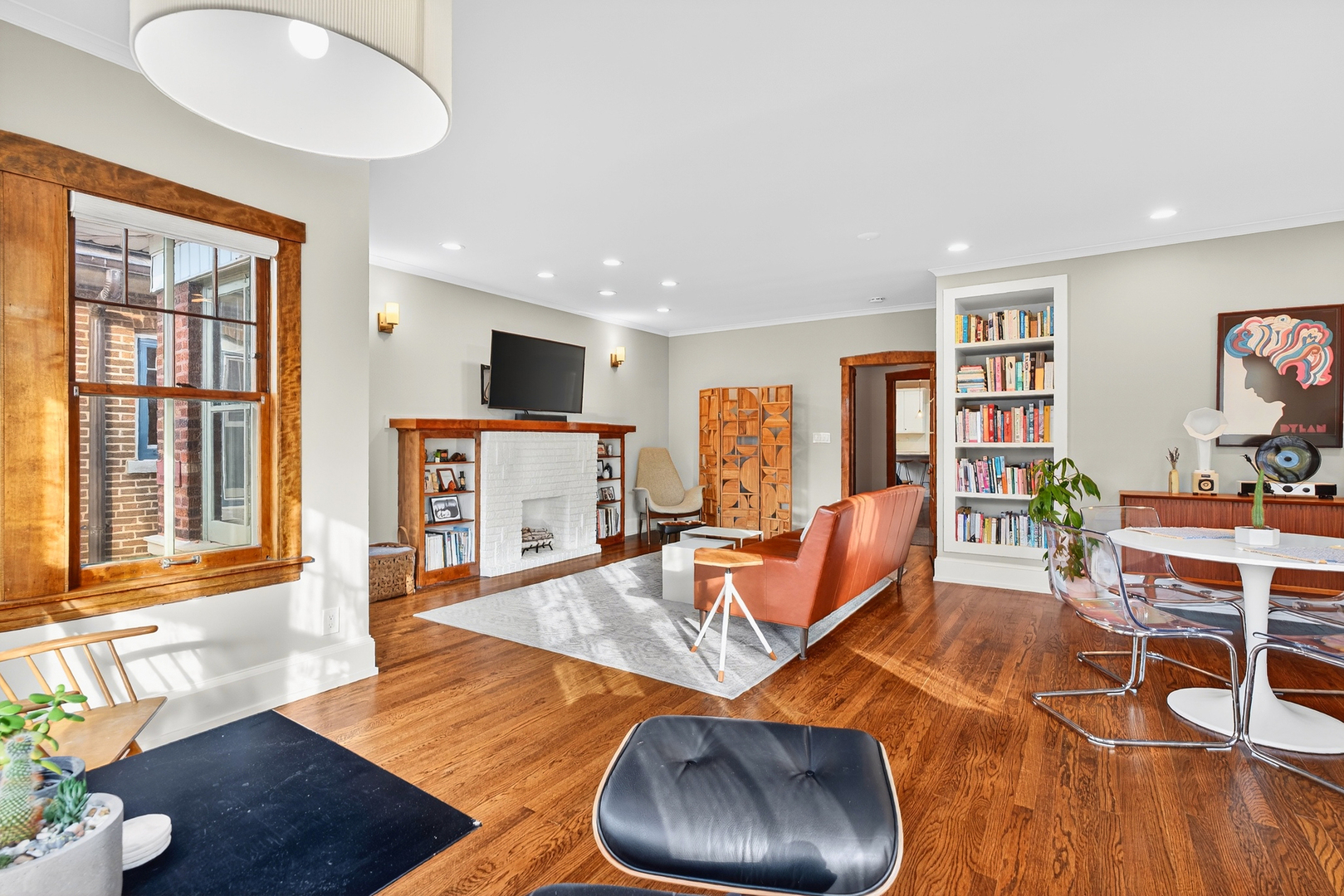 4431 North Richmond Street Chicago, IL 60625 - Photo 4 of 36 a living room with furniture and a wooden floor
