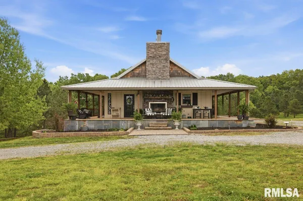 $650,000 | 2190 Deneal Road, Harrisburg, IL 62946